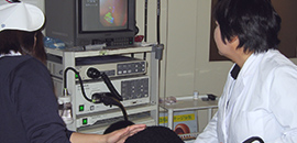 女性医師が検査します